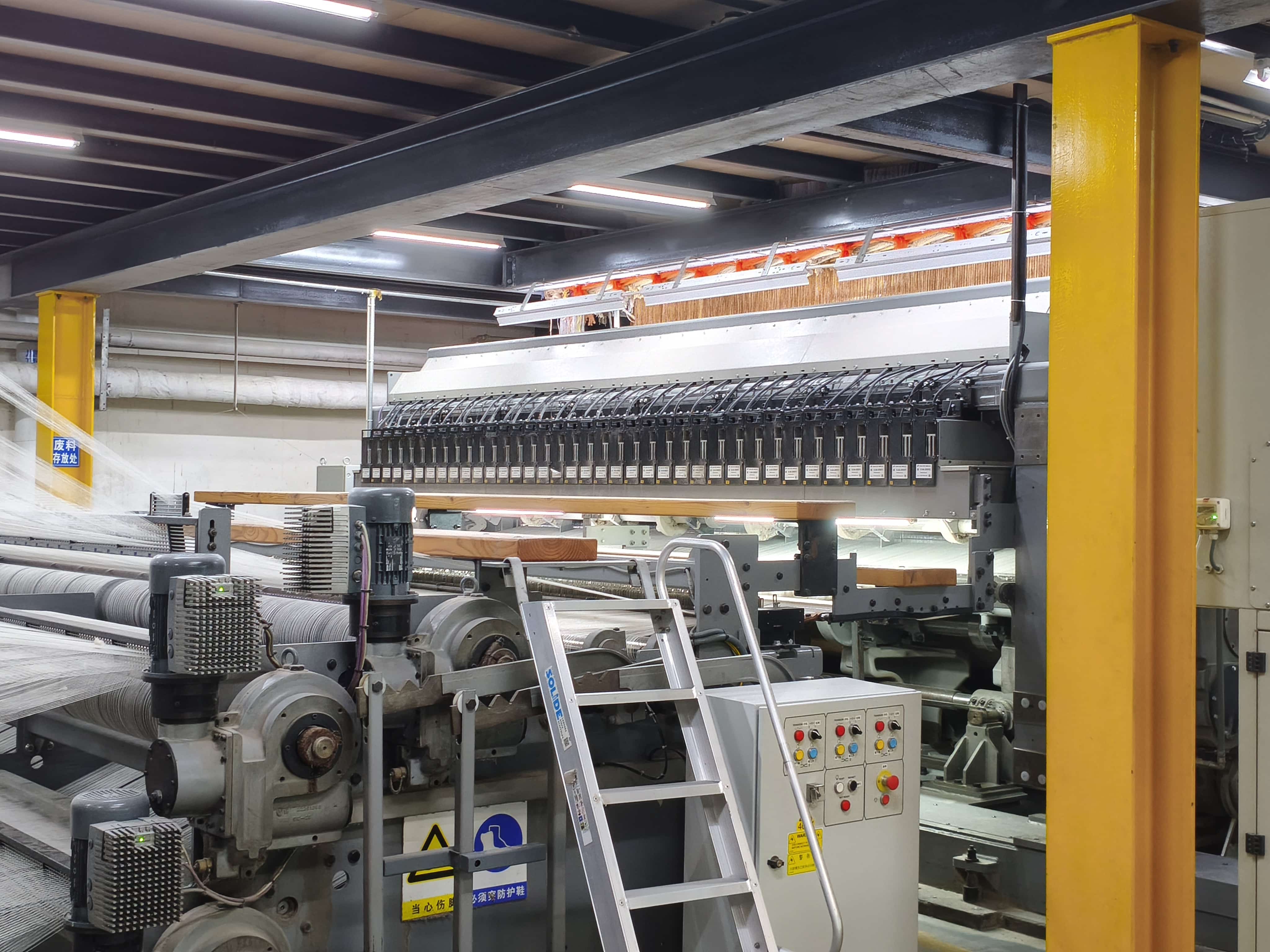 Wall-to-wall carpet factory machine with fully automated yarn handling and roller alignment
