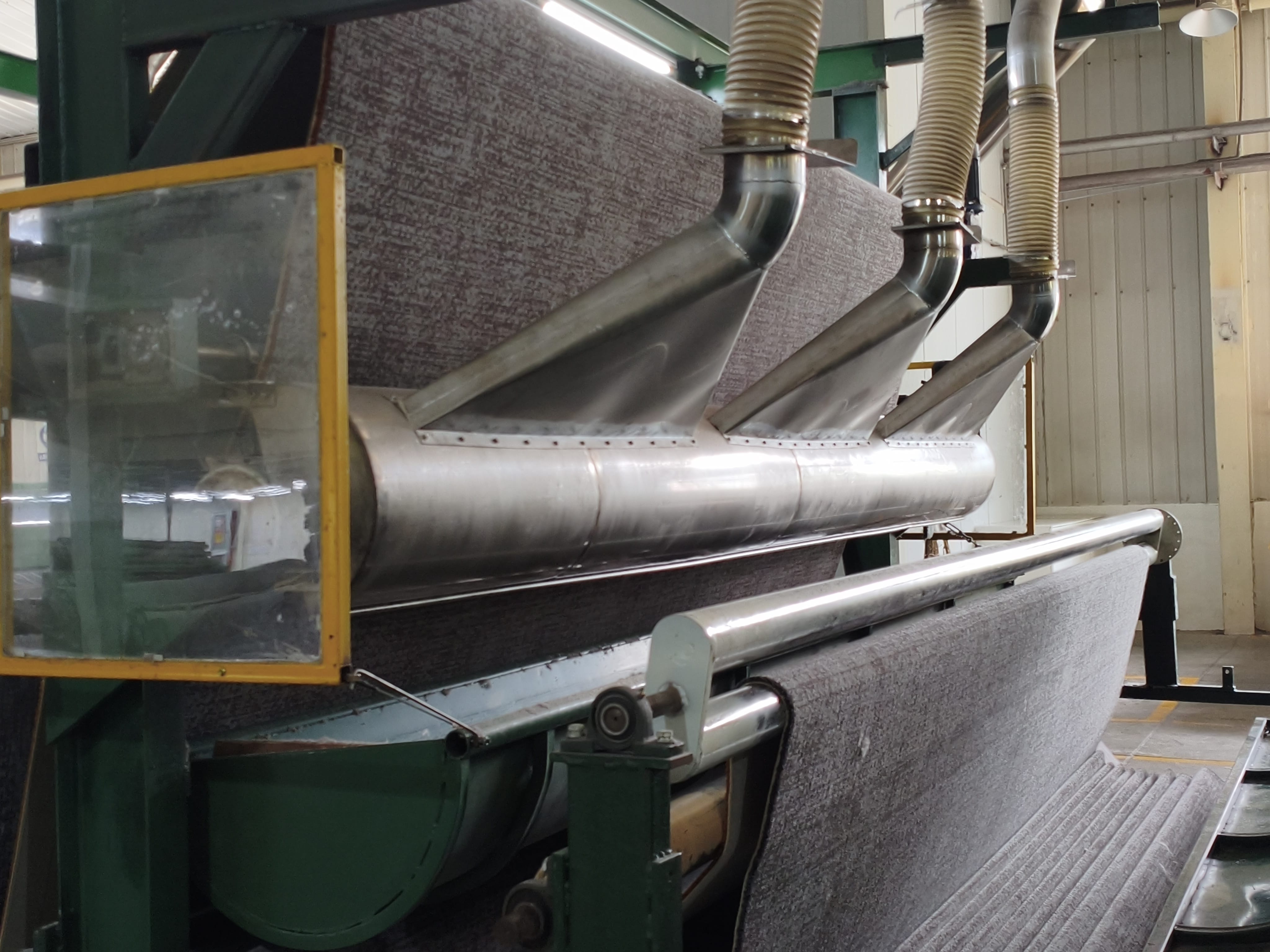 Printed carpet line with vacuum hood extraction and tension control rollers