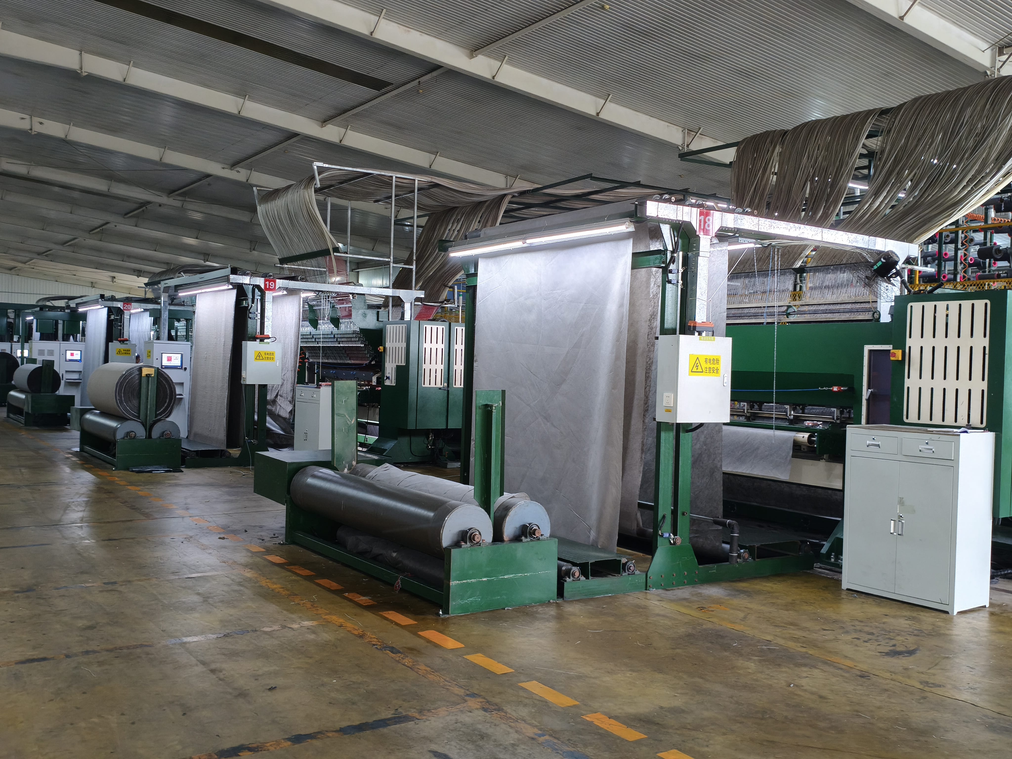 Qianqiao automated carpet manufacturing machines processing large rolls of material