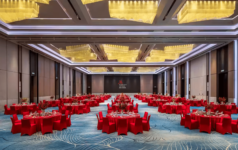 Custom Hand-Tufted wool carpet with jade-inspired patterns in Marriott Jieyang lobby.